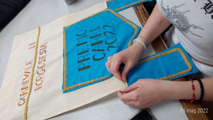 IIS Lancia, gli stendardi del carnevale di Borgosesia a opera del corso Moda