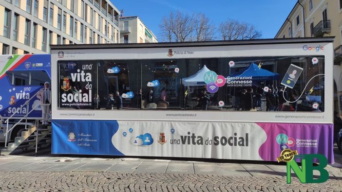 Una vita social: arriva a Vercelli la campagna della Polizia contro il cyberbullismo Una vita social: arriva a Vercelli la campagna della Polizia contro il cyberbullismo