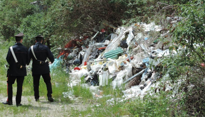Capannone trasformato in discarica: maxi multa e denuncia Capannone trasformato in discarica: maxi multa e denuncia
