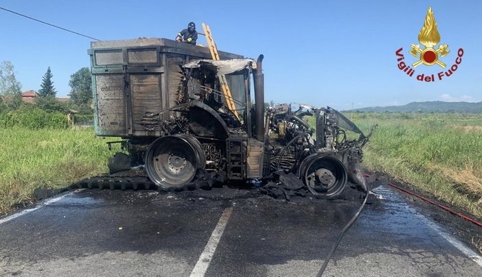 Mezzo agricolo e rimorchio a fuoco Mezzo agricolo e rimorchio a fuoco
