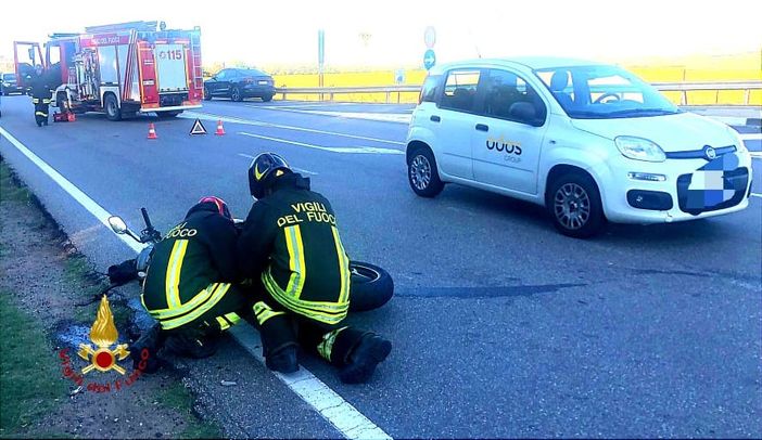 Incidente a Carisio: coinvolte 2 automobili e una moto Incidente a Carisio: coinvolte 2 automobili e una moto