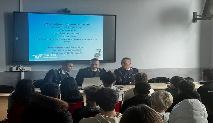 Borgomanero, la Polizia Postale incontra gli studenti dell’IC Borgomanero 1: focus su legalità e cittadinanza digitale