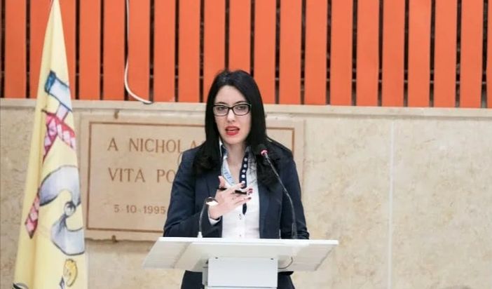 Regole per la maturità 2020: a scuola 15 minuti prima, distanza di due metri, un solo accompagnatore Regole per la maturità 2020: a scuola 15 minuti prima, distanza di due metri, un solo accompagnatore