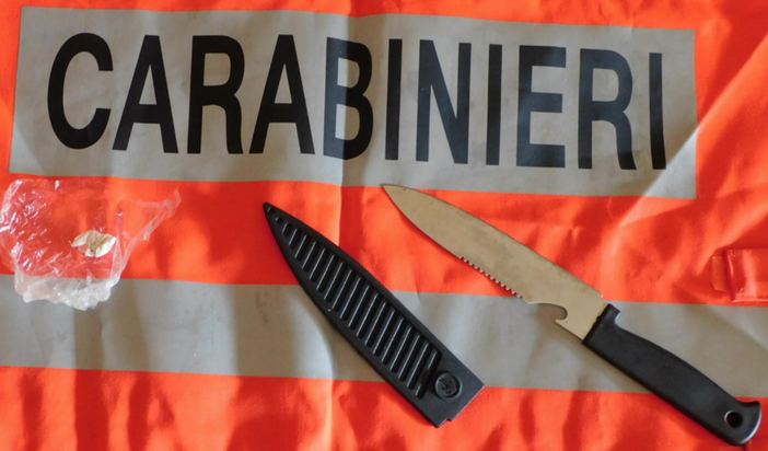 In auto con coltello e droga: due giovani nei guai In auto con coltello e droga: due giovani nei guai