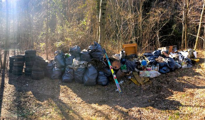 Varallo: tra i rifiuti nei boschi anche un paio di sci