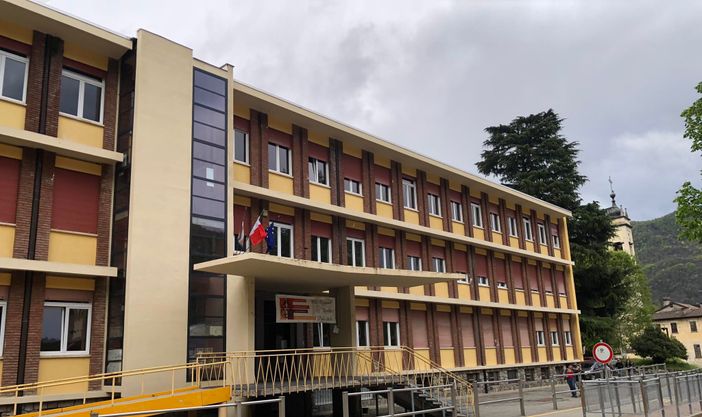 Un segno bianco contro l’indifferenza: l’iniziativa dei docenti dell’IIS D’Adda