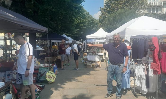 Varallo, il mercatino dell'antiquariato anima il centro storico