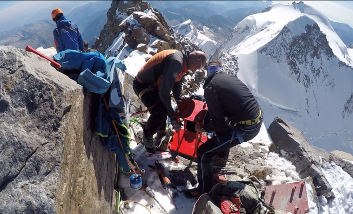 Al lavoro a 4.634 metri per la nuova croce della punta Dufour Al lavoro a 4.634 metri per la nuova croce della punta Dufour