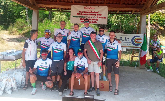 Mountain bike, Luboz fa festa alla 14esima Sopranissima (foto dalla pagina Facebook di ASD Lessona Bike Team) Mountain bike, Luboz fa festa alla 14esima Sopranissima (foto dalla pagina Facebook di ASD Lessona Bike Team)