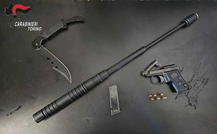 A bordo di un'auto c'era un arsenale, perfino una pistola rubata nel Biellese