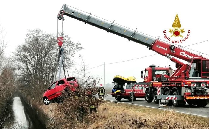 Inabissata nelle acque, l'utilitaria è stata notata solo nella mattina di martedì