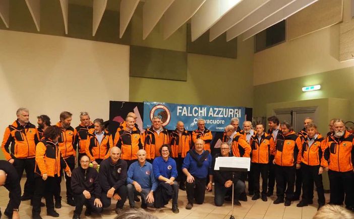 A Crevacuore la Fiaccolata di Natale tra canti e scambi degli auguri (foto di Falchi Azzurri)