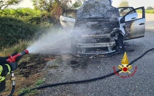 In fiamme un'auto alimentata a gpl