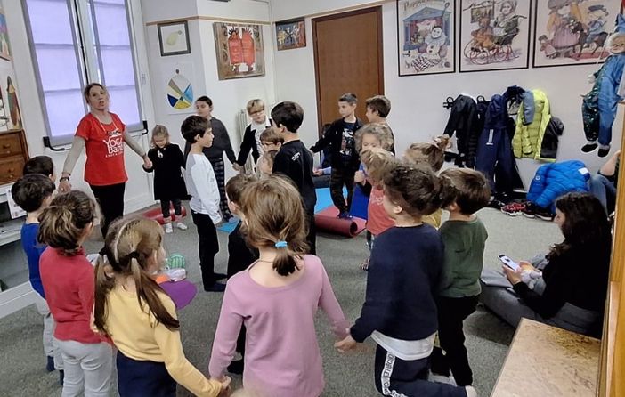 Yoga, fantasia e silenzio: in Ludoteca a Varallo un pomeriggio di benessere per i più piccoli