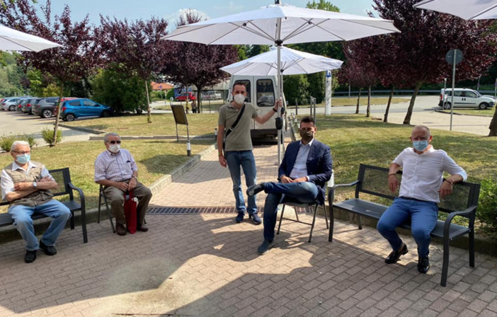 Blitz all'ospedale di Borgosesia: il Comune porta sedie e ombrelloni per le persone in coda Blitz all'ospedale di Borgosesia: il Comune porta sedie e ombrelloni per le persone in coda