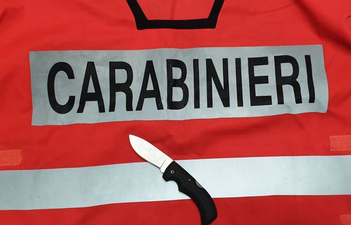 Ubriaco, prende a pugni l'auto dei carabinieri e minaccia i miliari con un coltello