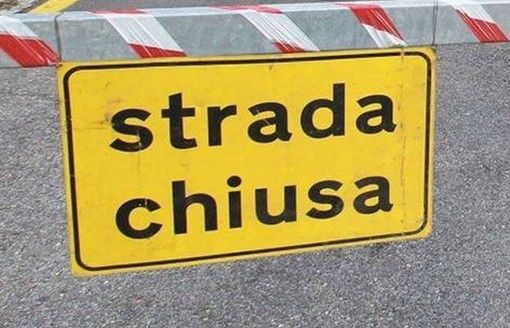 Distacco di pietre dalla parete, chiusa la strada per Vintebbio Distacco di pietre dalla parete, chiusa la strada per Vintebbio