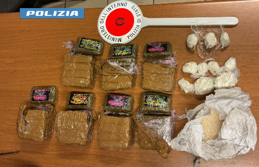 Da Torino: Cocaina e hashish nascosti tra i fazzoletti e il vino, due arresti [VIDEO]