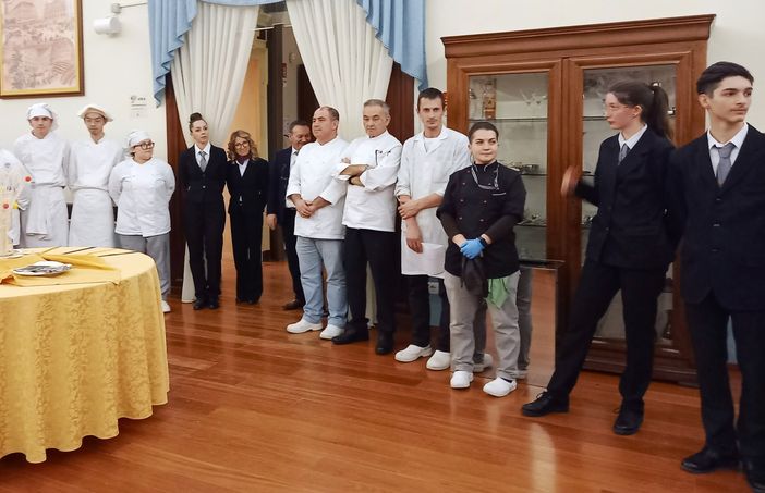 A Varallo la cena di Carnevale di Inner Wheel e Rotary sostiene la radiologia domiciliare, ospite la modista Laura Marelli A Varallo la cena di Carnevale di Inner Wheel e Rotary sostiene la radiologia domiciliare, ospite la modista Laura Marelli