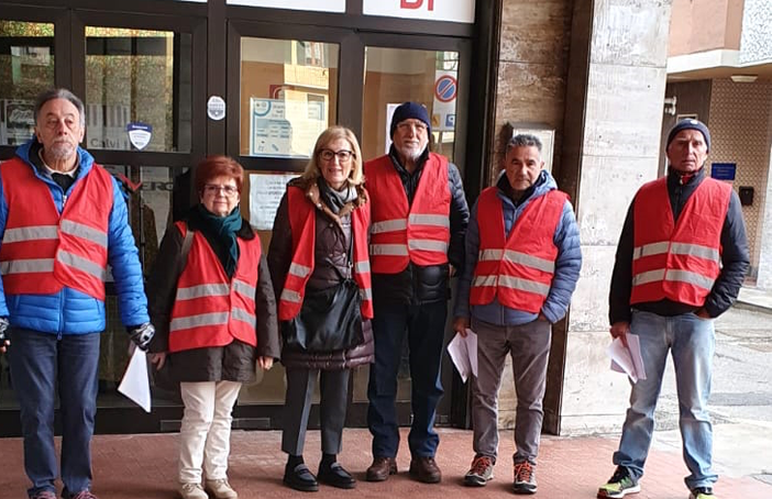 Valdilana, volantinaggio e protesta della Cgil/Spi: “Per la mancanza del medico di base” Valdilana, volantinaggio e protesta della Cgil/Spi: “Per la mancanza del medico di base”