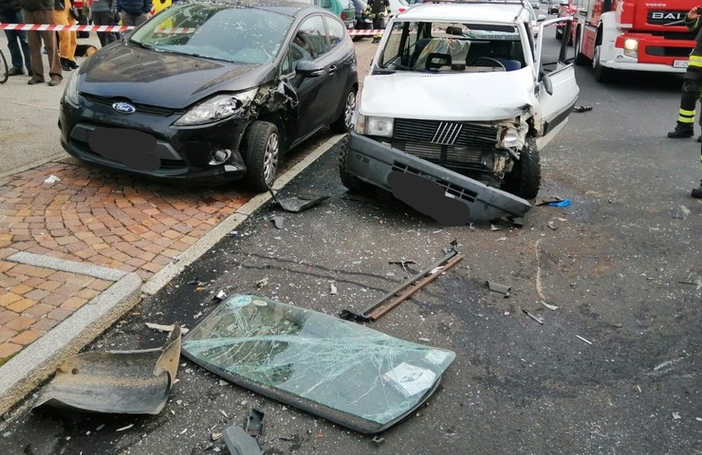 Borgosesia, schianto in corso Vercelli: 55enne in gravi condizioni Borgosesia, schianto in corso Vercelli: 55enne in gravi condizioni
