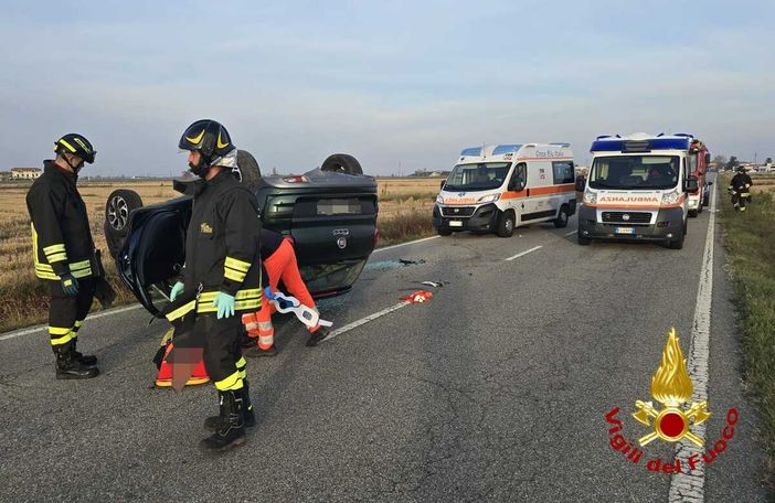 Auto capovolta nel vicino Vercellese, estratte le due persone a bordo: arriva anche l'elisoccorso FOTO Auto capovolta nel vicino Vercellese, estratte le due persone a bordo: arriva anche l'elisoccorso FOTO