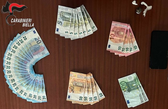 Figlio spaccia hashish e cocaina, padre lo difende e si scaglia contro i militari: cliente nei guai Figlio spaccia hashish e cocaina, padre lo difende e si scaglia contro i militari: cliente nei guai