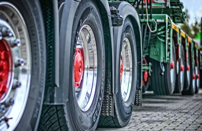 Ailoche, perde il controllo del trattore e si ribalta: grosso spavento per un 26enne (foto di repertorio)