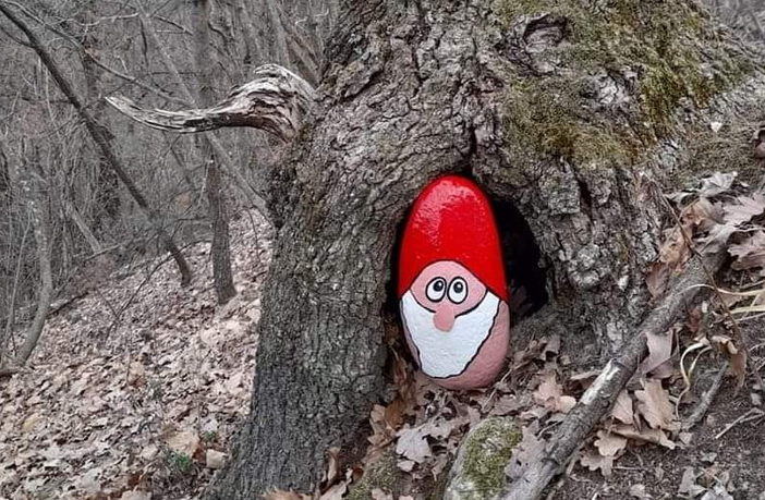 Perfino gli gnomi dei boschi finiscono nel mirino dei ladri (foto dalla pagina Facebook di Bed and Breakfast Cà Dal Busc)