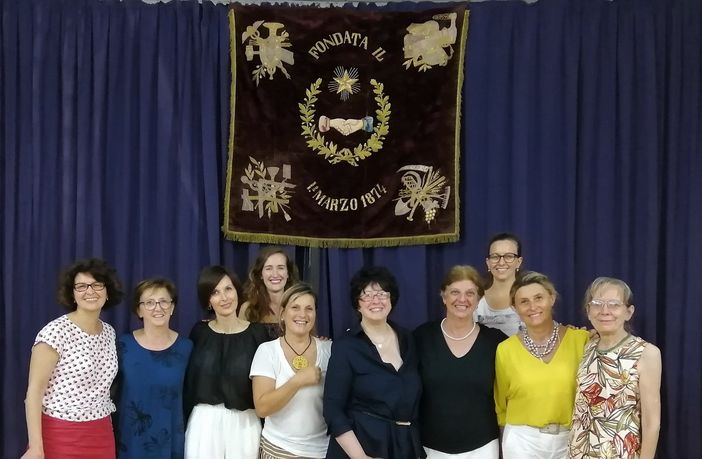 Il direttivo della Soms con la bandiera storica