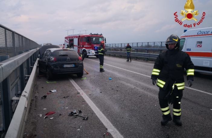 Scontro a BorgoVercelli: una persona bloccata tra le lamiere