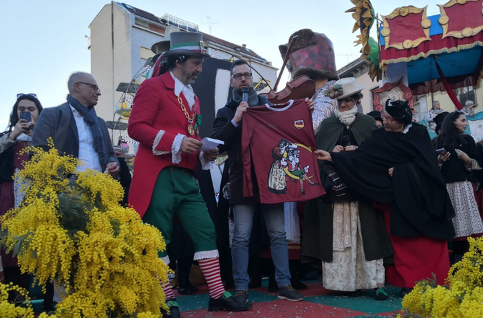 Borgosesia Calcio: “Aperta l’asta benefica delle maglie celebrative del Carnevale”.