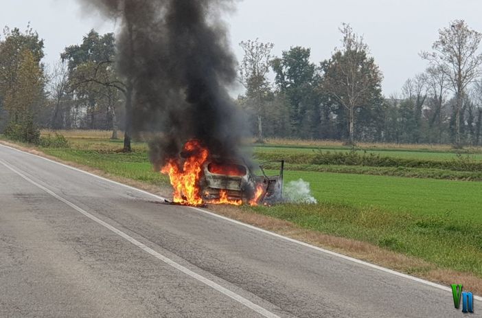 Auto distrutta dalle fiamme. Paura per il conducente FOTO E VIDEO Auto distrutta dalle fiamme. Paura per il conducente FOTO E VIDEO