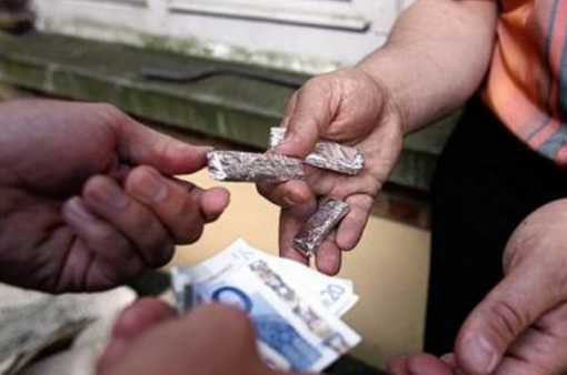 Sorpreso a spacciare in discoteca: prima l'arresto ora il Dacur