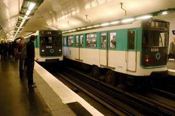 Tre donne accoltellate sulla metro di Parigi. Arrestato l'aggressore Tre donne accoltellate sulla metro di Parigi. Arrestato l'aggressore