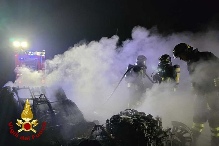 Cronaca, auto in fiamme ad Alice Castello, Vigili del Fuoco in azione