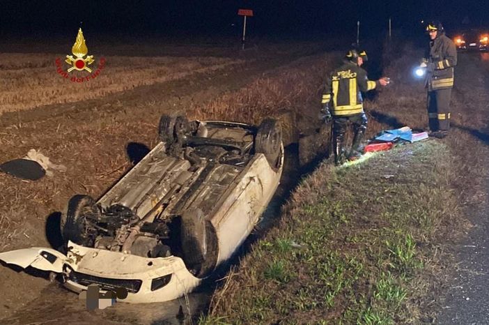 Trino, auto si ribalta e finisc ein un fossato Trino, auto si ribalta e finisc ein un fossato