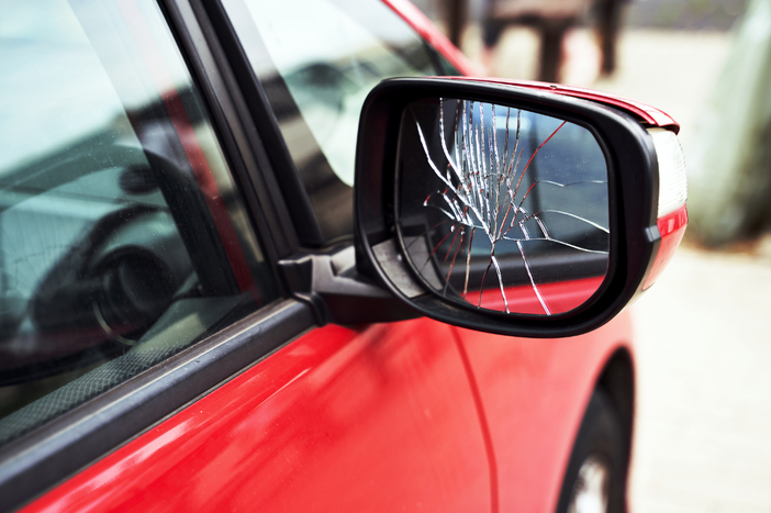 Urta l'auto e prosegue la corsa: si cerca un biellese - Foto di repertorio.