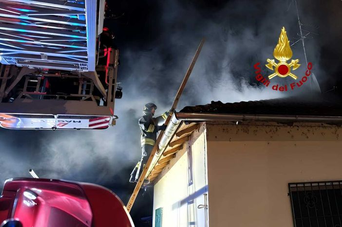 Incendio di un tetto nel vicino Vercellese, i Vigili del Fuoco evitano il peggio