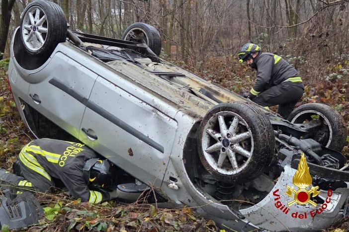Auto si ribalta fuori strada, soccorso un uomo