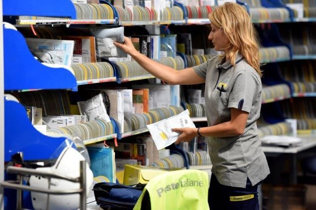 Poste italiane, nuove divise per i portalettere della provincia di Vercelli