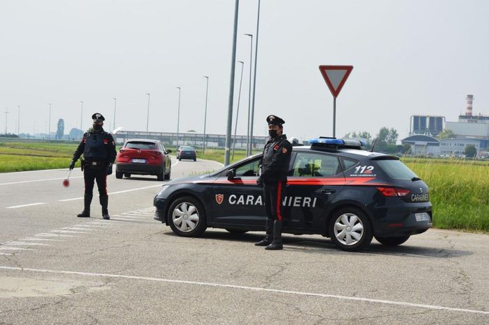 Non si fermano all'alt. Catturati dopo inseguimento, uno di loro era già ricercato