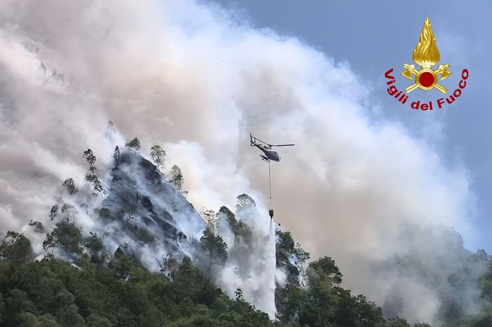 Bruciano ancora i boschi nel Comune di Cravagliana. Sono al lavoro i Vigili del Fuoco Bruciano ancora i boschi nel Comune di Cravagliana. Sono al lavoro i Vigili del Fuoco