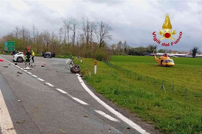 Ferrari in fiamme dopo incidente sulla Ivrea-Santhià: due morti carbonizzati
