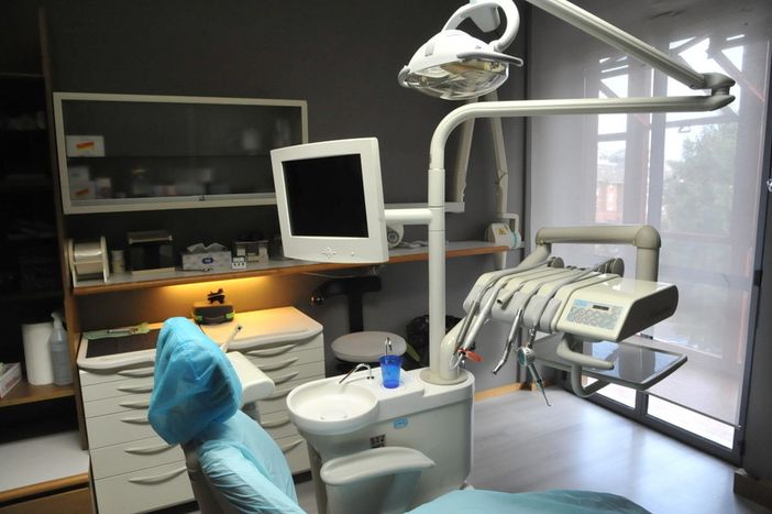 Fm Dental Biella, come riconoscere la Parodontite e come curarla, foto studio Fighera
