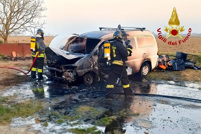 Dal Vercellese: Furgone in fiamme alla cascina Pragilardo di Santhià