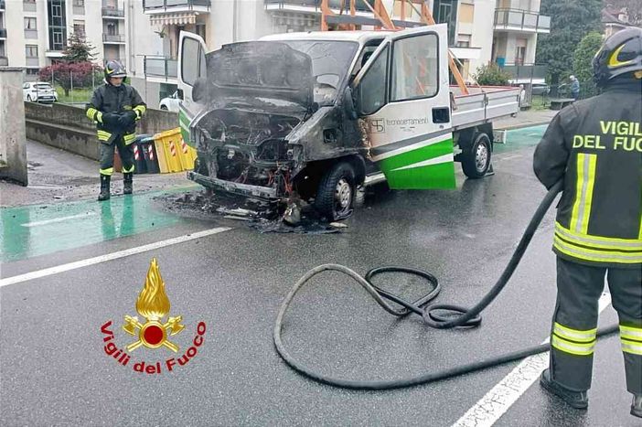 Incendio Furgone a Varallo Sesia. Illeso il conducente Incendio Furgone a Varallo Sesia. Illeso il conducente
