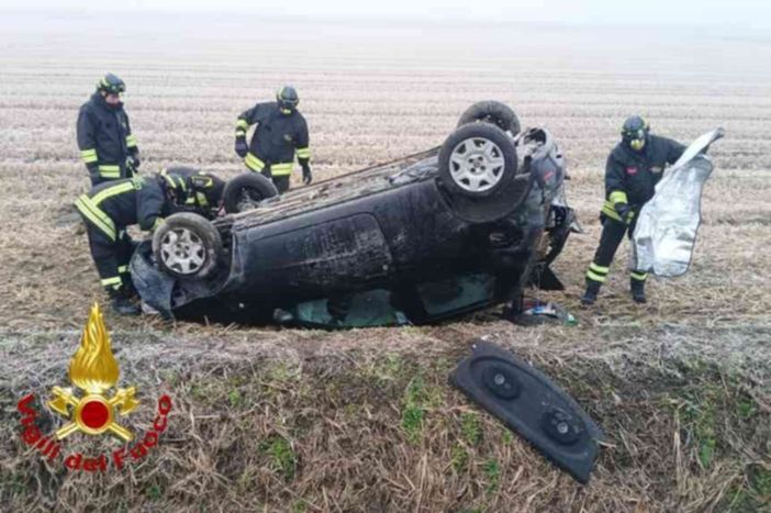 Auto finisce fuori strada a Prarolo Auto finisce fuori strada a Prarolo