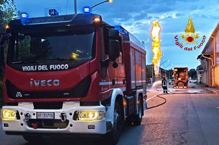 Vercelli, perdita di gas dal serbatoio di un camion: intervento dei Vigili del Fuoco in via Montebello