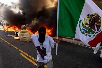 Los Angeles, scontri fra polizia e manifestanti: strade bloccate e auto incendiate Los Angeles, scontri fra polizia e manifestanti: strade bloccate e auto incendiate